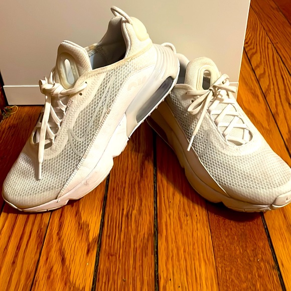 White Nike Air Max youth 7 otherwise women’s 8.5 - used only a couple of times - Picture 1 of 4
